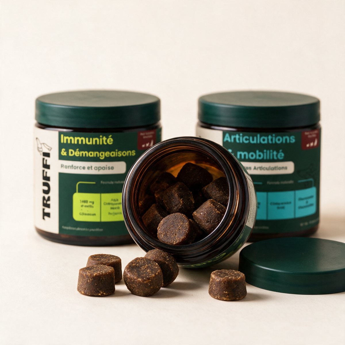Pot de friandises Truffi ouvert, bouchées moelleuses posées devant les pots Immunité et Articulations Image